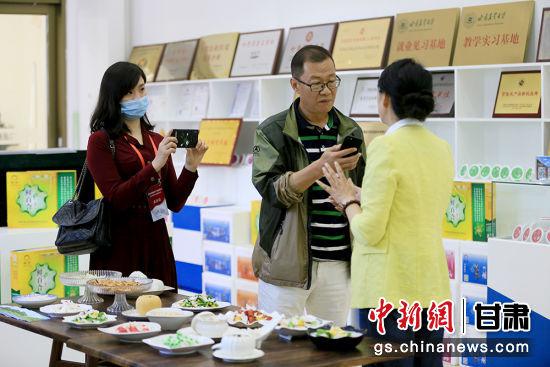 图为华文媒体代表们采访吕斐斌。