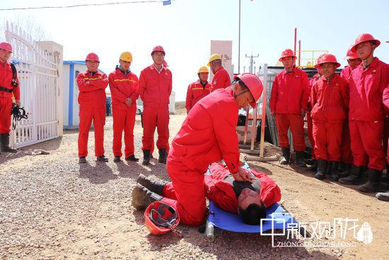 图为采油二厂开展安全培训、应急演练等活动,加强员工安全技能,实现清洁生产、绿色生产。
