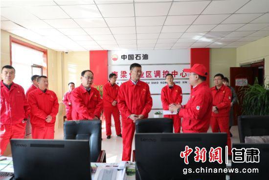 长庆采油二厂党委书记、副厂长王翔在基层指导党史学习教育,汇聚全员上产合力。