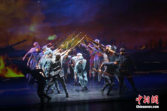 图为演员演绎舞剧《信仰》。 中新社记者 高展 摄