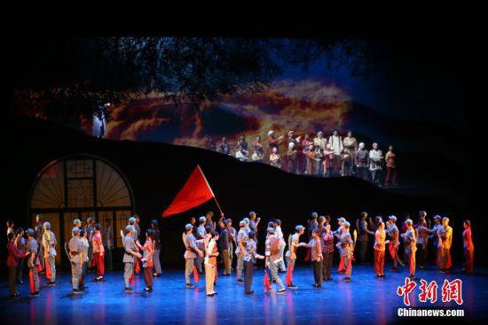 图为演员演绎舞剧《信仰》。 中新社记者 高展 摄