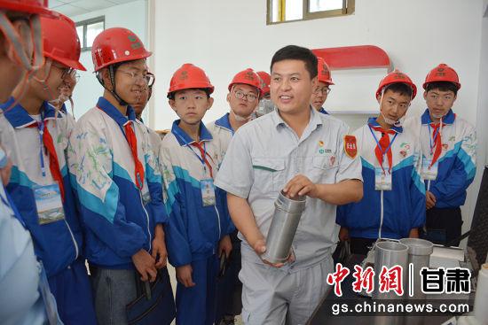 中储粮金昌直属库工作人员向学生代表演示玉米检验过程。