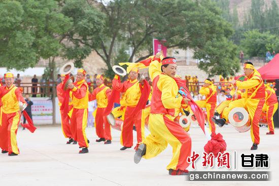 启动仪式上,演艺人员表演兰州太平鼓。高展 摄