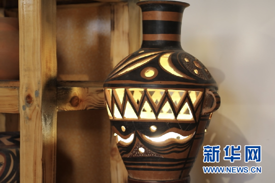 马黑麦制作的彩陶灯。新华社记者马莎 摄