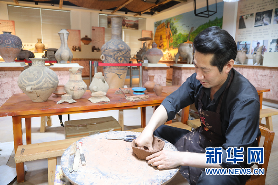 马黑麦正在绘制纹饰。新华社记者马莎 摄