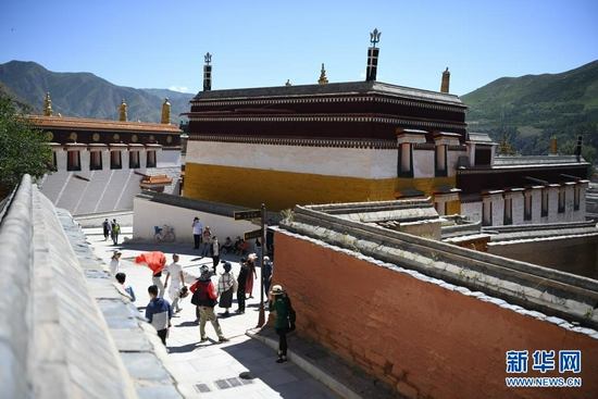 7月12日,游客在拉卜楞寺参观。新华社记者 杜哲宇 摄