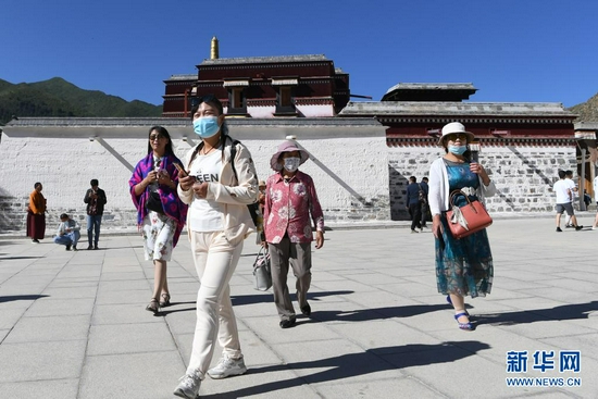 7月12日,游客在拉卜楞寺参观。新华社记者 陈斌 摄