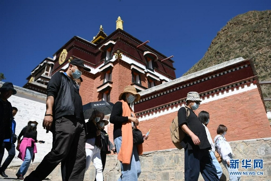7月12日,游客在拉卜楞寺参观。新华社记者 陈斌 摄