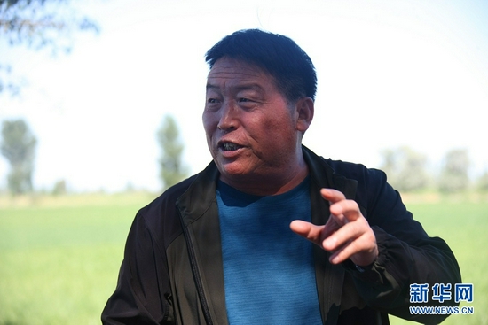 饮马农场副场长赵富强介绍农场高效节水情况(7月4日摄)。新华社记者 刘诗平 摄