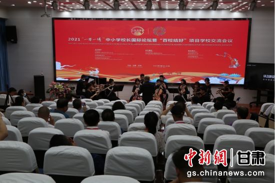 图为师大附中飞天交响乐团进行暖场演奏。