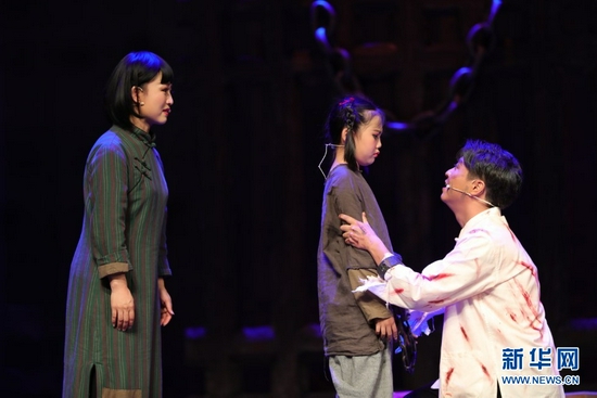 7月22日，演员在儿童剧《大豆谣》上演出。