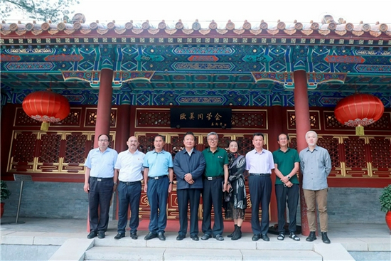 中国留学人才发展基金会一带一路研究院新晋智库专家代表合影