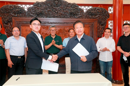 第十二届全国人大常委会副秘书长,中国留学人才发展基金会理事长曹卫洲同志与捐赠人马来西亚华侨罗浩文先生签署捐赠协议