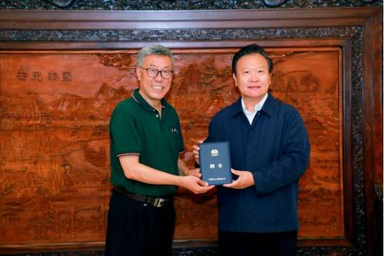 第十二届全国人大常委会副秘书长,中国留学人才发展基金会理事长曹卫洲同志为长城专家董耀会同志颁发《寻根长城---长城文化的历史价值与新时代意义》课题组专家聘书
