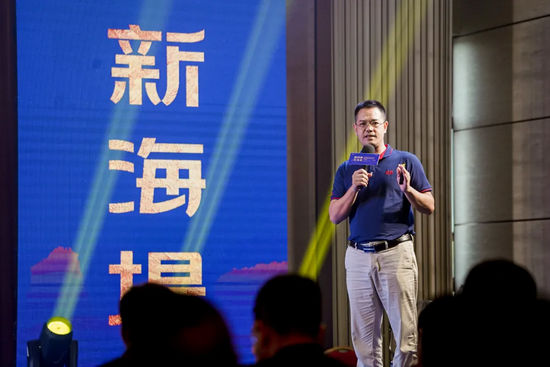 ▲中茶厦门公司副总经理许家成解说2021年营销战略