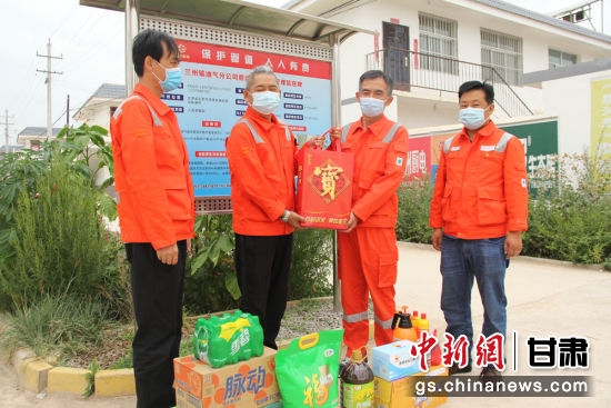 西南管道兰州分公司各基层作业区为远在一线的员工送去工会组织的慰问,叮嘱高温天气防止中暑。