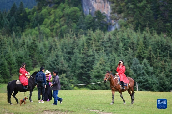 游客在扎尕那景区内骑马游览(8月28日摄)。新华社记者 陈斌 摄