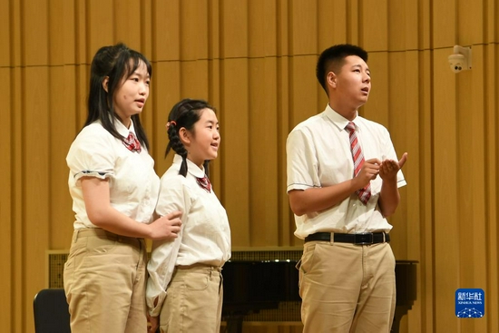 9月1日,在兰州市第十四中学,该校社团学生排练儿童剧《大豆谣》。新华社记者 范培珅 摄
