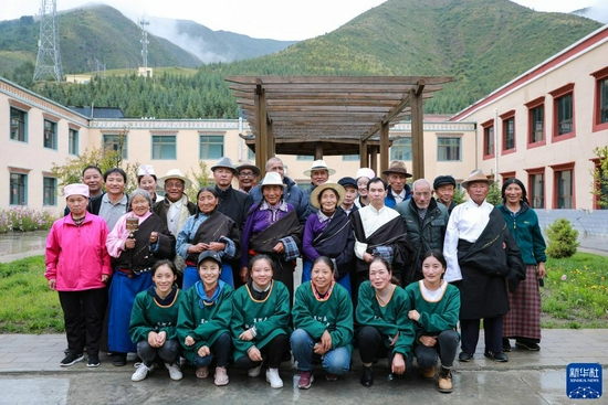 这是甘肃甘南夏河县拉卜楞综合社会福利中心入住老人和工作人员的合影(9月3日摄)。新华社记者 杜哲宇 摄