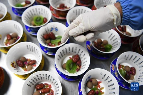 工作人员给盖碗茶配料供游客品尝（9月11日摄）。新华社记者 陈斌 摄