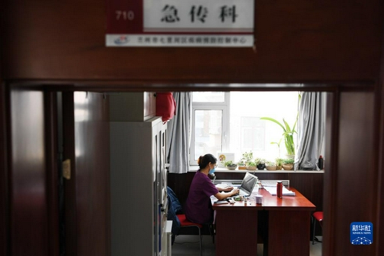 10月28日,在兰州市七里河区疾病预防控制中心,流调人员通过电话联系确诊病例密接人员。新华社记者 范培珅 摄