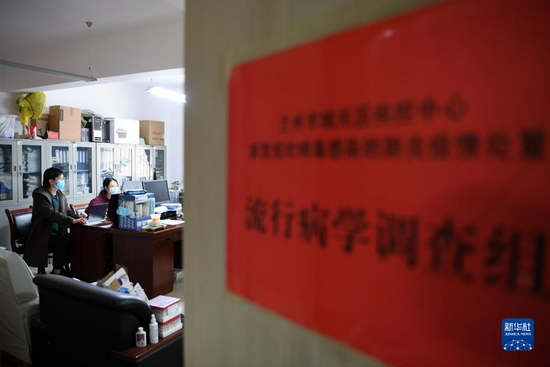 10月28日,在兰州市城关区疾病预防控制中心,流调工作人员通过电话了解确诊病例密接人员信息。新华社记者 范培珅 摄