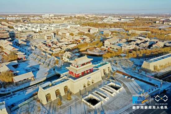 这是11月21日航拍的甘肃省张掖市雪景。新华网发（成林 摄）