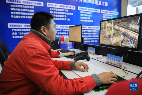 12月9日，在位于甘肃省庆阳市庆城县的长庆油田第二采油厂生产指挥中心，工作人员在查看生产一线监控画面。新华社记者 马希平 摄