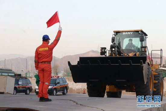 12月16日，甘肃省森林消防总队参加“蓝光·2021”融冰行动拉动演练，图为特勤大队指战员正在指挥引导车辆，进行车辆精准定位。