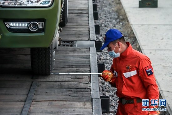 12月16日，甘肃省森林消防总队参加“蓝光·2021”融冰行动拉动演练，图为特勤大队指战员正在对车辆进行精确定位。