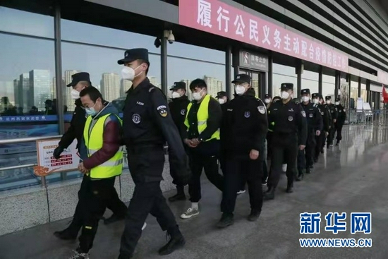 警方抓获犯罪嫌疑人返回兰州。(受访者供图)