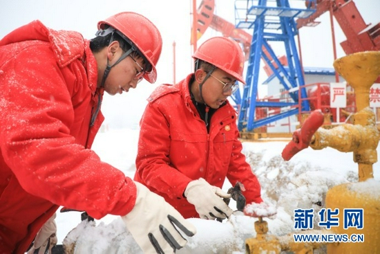 12月10日,在长庆油田南梁采油作业区梁四转中心站,工作人员查看设备运行情况。新华社 马希平 摄