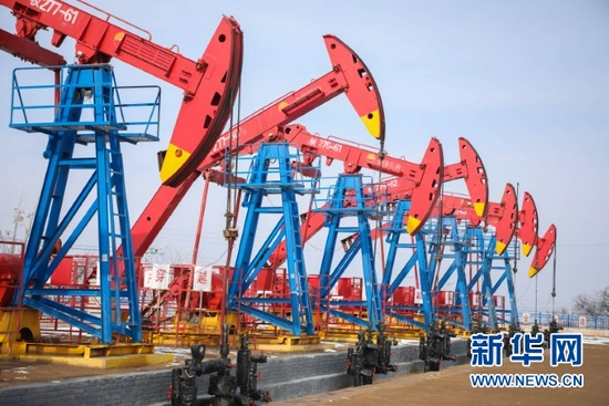 这是12月11日在位于甘肃省庆阳市华池县拍摄的长庆油田第十二采油厂一景。新华社 马希平 摄