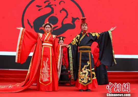 汉式婚礼以周礼为蓝本,以典雅、尊贵、庄敬为气韵,服装和礼仪能很好地展示中国的传统文化和民俗,极具厚重感,被视作体现华夏文化传统的民族婚礼。 陈飞 摄