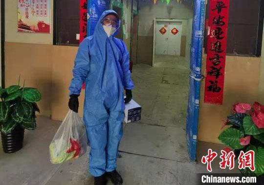 图为社区工作人员给居家隔离人员送货。 兰州市城关区火车站街道红西村社区供图