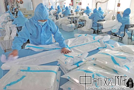 3月5日,金川集团镍都实业公司医用防护用品生产线建成投产,医用防护服和口罩即日起正式进入批量生产。 柯玉栋 摄