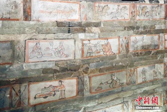 画像砖内容为仆人们在忙碌地加工食物。高展 摄