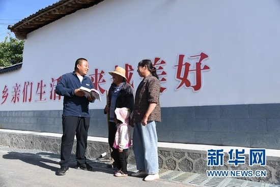8月5日,元古堆村内,村支书朱惠军正在进行普法工作。新华社记者 崔翰超 摄