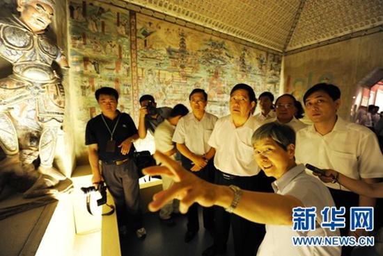 2008年7月22日,敦煌研究院院长樊锦诗(右)在2008年敦煌艺术大展上向来宾介绍。新华社发