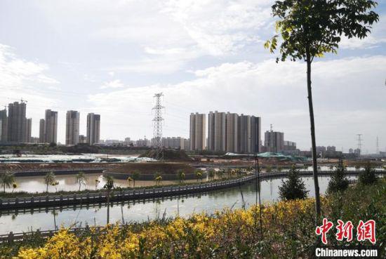 图为经过多年生态治理,白银区变为宜居宜游城市。 刘玉桃 摄