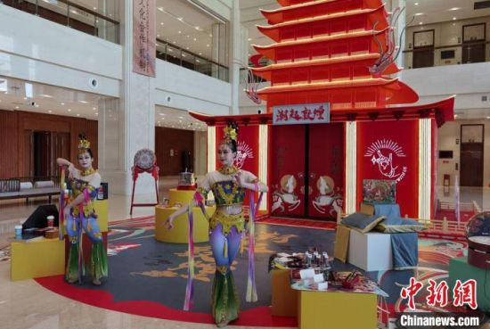 在贯穿全年的2021“东亚文化之都·中国敦煌活动年”上,正在敦煌举行的“潮起敦煌”文创展格外亮眼。 丁思 摄
