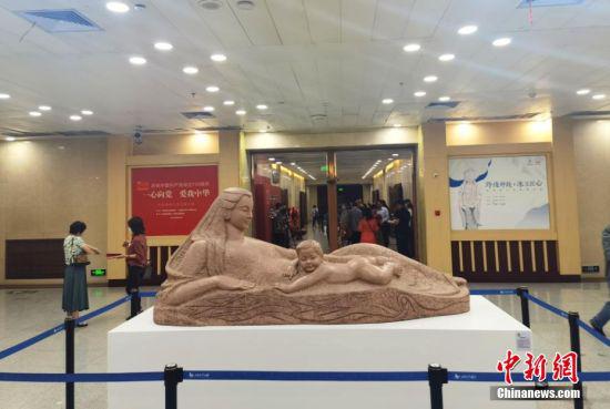 6月15日,由甘肃省文化和旅游厅、甘肃省文学艺术界联合会主办的《一心向党爱我中华》——何鄂雕塑作品及图片展在甘肃省博物馆开幕。