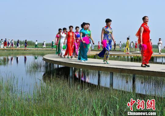 图为来自甘肃多地的200多名母亲身穿各式旗袍表演旗袍秀。 王将 摄