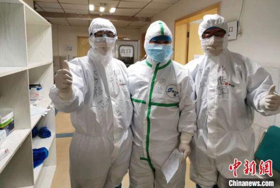 甘肃省人民医院公共卫生与医院感染管理处处长张浩军,是国家卫生健康委员会从全国调派增援武汉的十名感控专家之一,被分配至武汉市第五医院工作。 钟欣 摄