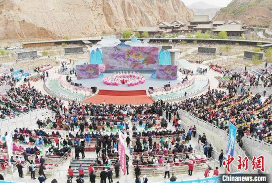 4月17日,第38届兰州桃花旅游节在仁寿山景区开幕。 高展 摄