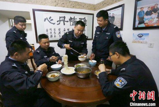雅丹世界地质公园治安派出所民警正在吃午饭。 高展 摄