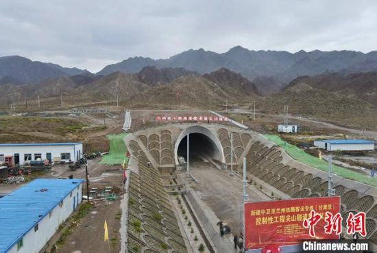 图为尖山隧道口。 吴亚杰 摄