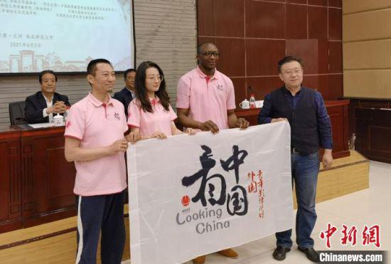 图为为团队授旗。 刘玉桃 摄
