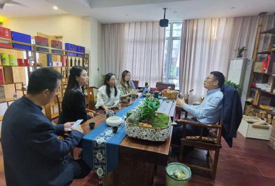 中新社记者在安吉县余村进行采访。