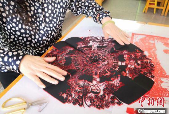 图为剪纸作品。 刘玉桃 摄